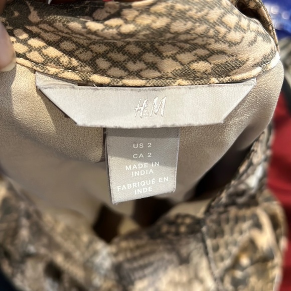 H&M snake print dress. US 2. - Picture 6 of 6